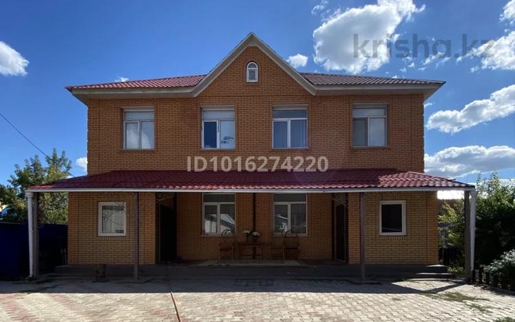 Дом · 4 комнаты · 250 м², Мира 138 — Р-н Универмага за 50 000 ₸ в Уральске — фото 2