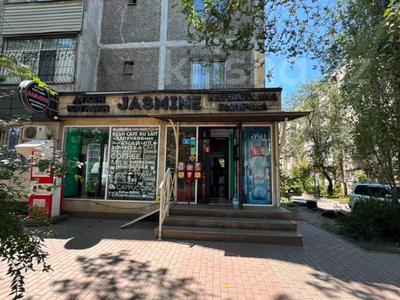 Свободное назначение, офисы, магазины и бутики, склады, общепит, салоны красоты, медцентры и аптеки, образование, развлечения, конференц-залы, кабинеты и рабочие места, студии · 53.3 м² за 800 000 ₸ в Алматы, Алмалинский р-н