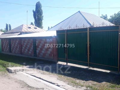 Продажа домов и дачи в Жамбылской обл.: Отдельный дом · 8 комнат · 140 м² · 30 сот., Абая 64 за 12.5 млн 〒 Отдельный дом · 8 комнат · 140 м² · 30 сот., Абая 64 за 12.5 млн 〒 в Мерке