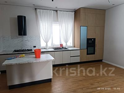 Отдельный дом · 5 комнат · 300 м² · 8 сот., Аксай проезд 14 — Пр-д 13 за 45 млн 〒 в Атырау