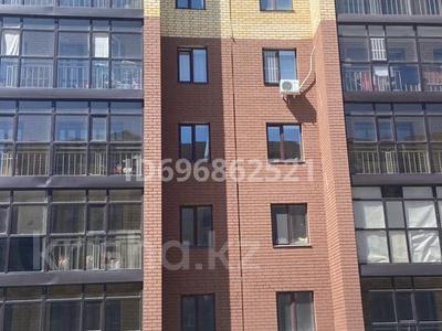 3-бөлмелі пәтер, 68.9 м², 4/9 қабат, МкрҚарағайлы 115, бағасы: 27 млн 〒 в Семее