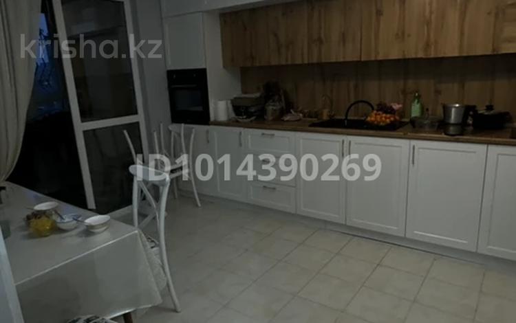 3-комнатная квартира · 90 м² · 8/9 этаж, мкр Аккент 24 за 350 000 ₸ в Алматы, Алатауский р-н — фото 2
