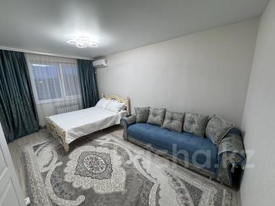 1-комнатная квартира · 42 м² · 3/16 этаж, Каныша Сатпаева 55/12 — ТЦ MAXI MALL, Драмтеатр-НИШ-Спортивный комплекс за 14 000 ₸ в Усть-Каменогорске