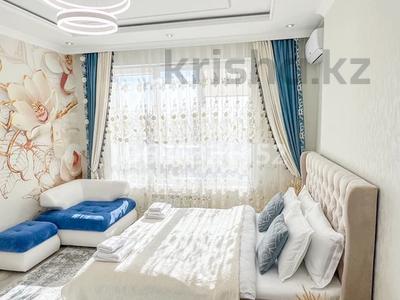 1-комнатная квартира, 54 м² посуточно, Байтерекова 100/4 — Площадь, акимат, мечеть, театр за 20 000 〒 в Шымкенте, Каратауский р-н