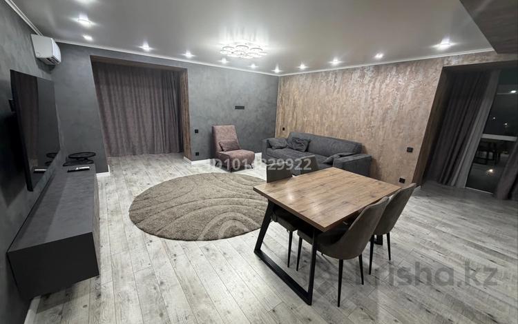 2-комнатная квартира · 80 м² · 8/10 этаж, мкр Михайловка , Крылова 56 за 350 000 ₸ в Караганде, Казыбек би р-н — фото 2