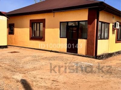 Продажа домов и дачи в Атырауской обл.: Отдельный дом · 4 комнаты · 182 м² · 10 сот., Жетпис Ботабайулы 6-2 — Возле школы Интернат за 27 млн 〒 Отдельный дом · 4 комнаты · 182 м² · 10 сот., Жетпис Ботабайулы 6-2 — Возле школы Интернат за 27 млн 〒 в Доссор