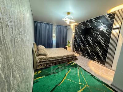 Аренда квартир посуточно в Жамбылской обл.: 1-комнатная квартира · 130 м² · 5/5 этаж, Каратау 23 — Односторонка за 10 000 〒 1-комнатная квартира · 130 м² · 5/5 этаж, Каратау 23 — Односторонка за 10 000 〒 в Таразе