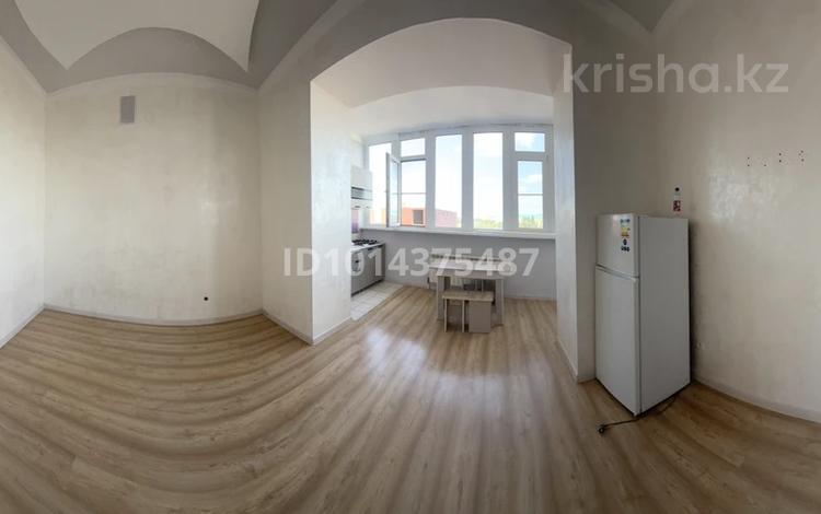 1-комнатная квартира · 53 м² · 4/7 этаж, мкр. Алтын орда, Алия Молдагулова 40 — Дом находится на пересечении А. Молдагуловой и Санкибай батыра за 150 000 ₸ в Актобе — фото 2