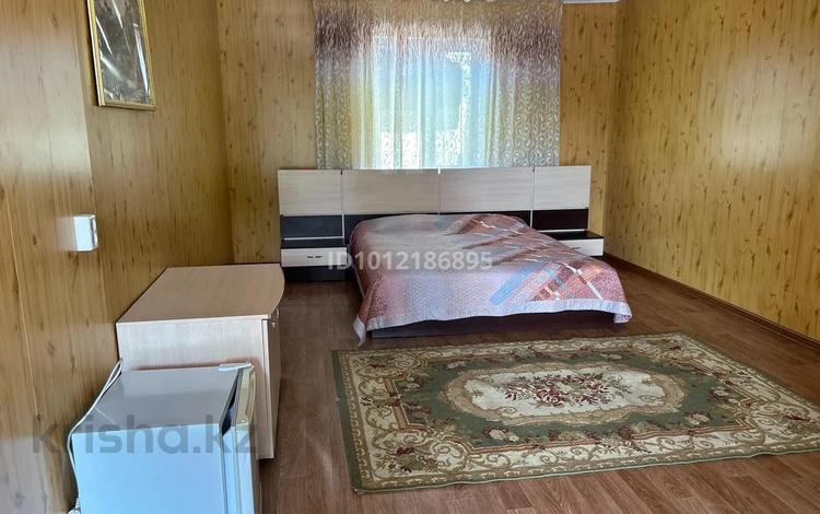 12 бөлме · 400 м² · 1/2 қабат, Кенесары 58/1 — Гостевой дом «Остров Робинзона», бағасы: 15 000 ₸ в Бурабае — фото 3