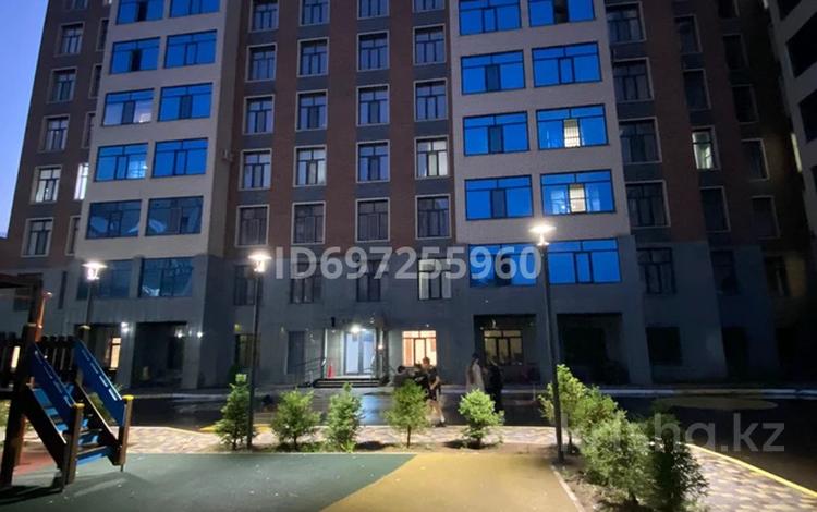 1-комнатная квартира, 45 м², 3/12 этаж помесячно, мкр Юго-Восток, Гапеева 16/2 — 81 школа за 200 000 〒 в Караганде, Казыбек би р-н — фото 2