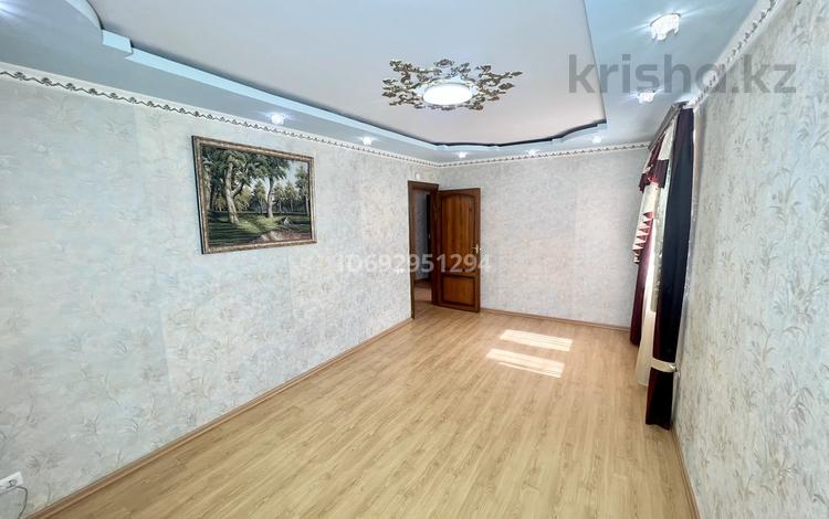 3-комнатная квартира, 61.5 м², 2/5 этаж, 6 мкр 36 за 13.5 млн 〒 в Темиртау — фото 2