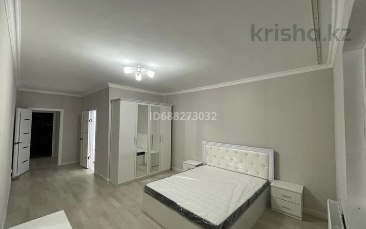 3-комнатная квартира, 110 м², 10/10 этаж помесячно, Айнакол 66/1