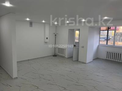 Свободное назначение, офисы, магазины и бутики, склады, салоны красоты, медцентры и аптеки, образование, кабинеты и рабочие места, студии · 58 м² за 300 000 ₸ в Актобе, мкр 12