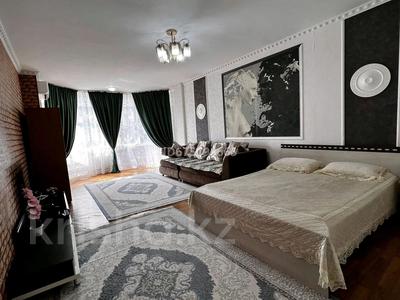 1-комнатная квартира, 55 м², 3/10 этаж посуточно, Желтоксан 17а — Кунаева за 10 000 〒 в Шымкенте
