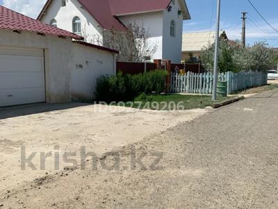 Продажа домов и дачи в Атырауской обл.: Отдельный дом · 5 комнат · 175 м² · 6 сот., Карынбаева 32 за 35 млн 〒 Отдельный дом · 5 комнат · 175 м² · 6 сот., Карынбаева 32 за 35 млн 〒 в Атырау, мкр Мирас