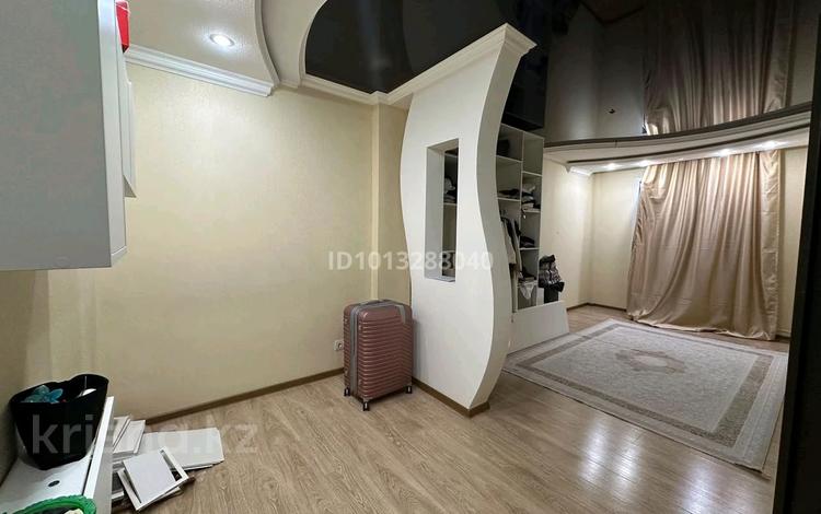 2-комнатная квартира · 80 м² · 9/16 этаж, Республики 40 за 220 000 ₸ в Караганде, Казыбек би р-н — фото 2