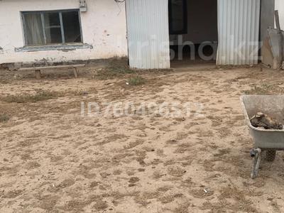 Продажа домов и дачи в Атырауской обл.: Отдельный дом · 4 комнаты · 100 м² · 10 сот., Жеңіс 31 за 1.5 млн 〒 Отдельный дом · 4 комнаты · 100 м² · 10 сот., Жеңіс 31 за 1.5 млн 〒 в Атырау