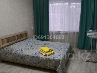 1-комнатная квартира, 35 м², 3/5 этаж по часам, Утепова 21 за 2 000 〒 в Усть-Каменогорске