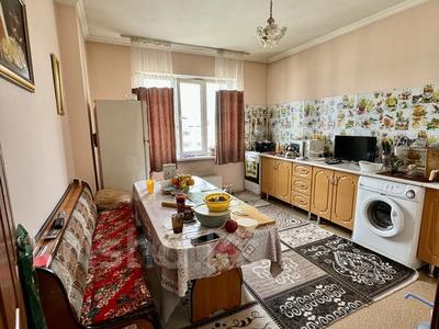 2-комнатная квартира, 70 м², 10/10 этаж, мкр Акбулак за 25 млн 〒 в Алматы, Алатауский р-н