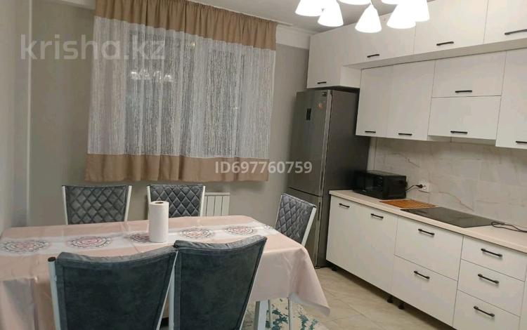 2-комнатная квартира, 60 м², 1/12 этаж посуточно, мкр Акбулак, 1-я улица 43 — Алматы Арена за 15 000 〒 — фото 2