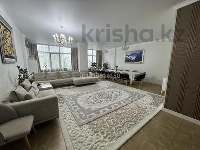 5-комнатная квартира · 200 м² · 2/9 этаж, Молдагулова 5/4 за 93 млн 〒 в Уральске