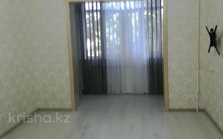 3-бөлмелі пәтер · 65 м² · 2/5 қабат, Массив Карасу 16 — За поликлиникой Алмаз гроуп, бағасы: 25.8 млн ₸ в Таразе — фото 2