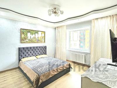 2-комнатная квартира, 50 м², 3/9 этаж посуточно, Иманбаева 5 Б — Иманова Бараева Республика за 15 000 〒 в Астане, р-н Байконур