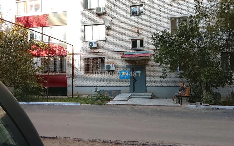 2-комнатная квартира · 55 м² · 1/5 этаж, мкр Кунаева 66 за 23.5 млн 〒 в Уральске — фото 2