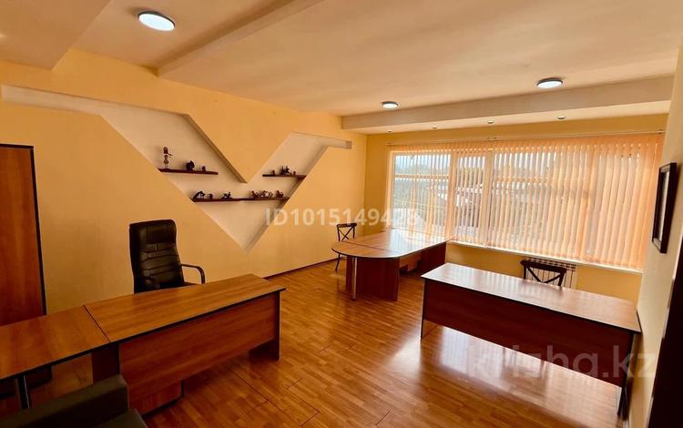 Офисы, кабинеты и рабочие места · 53 м² за 350 000 ₸ в Алматы, Жетысуский р-н — фото 2