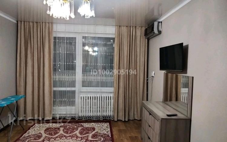 1-комнатная квартира · 42 м² · 3/5 этаж, 4 микрорайон 43/1 — 21 ВЕК, рынок РАХАТ за 10 000 〒 в Аксае — фото 2