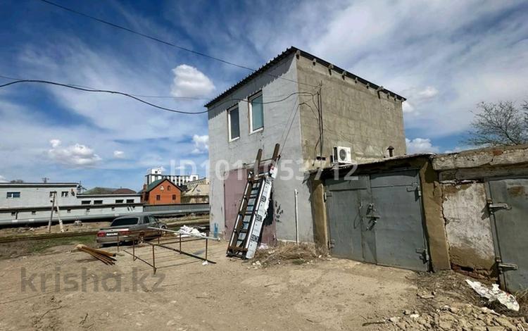 Гараж · 60 м² · Мухтара Ауэзова — Гараж находится за ЖД переездом, позади шиномонтажа, бағасы: 10 млн ₸ в Атырау, мкр Жилгородок — фото 2