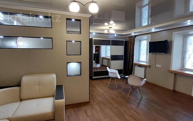 2-комнатная квартира, 43 м², 1/5 этаж, Бухар Жырау 52 за 18 млн 〒 в Караганде, Казыбек би р-н — фото 2
