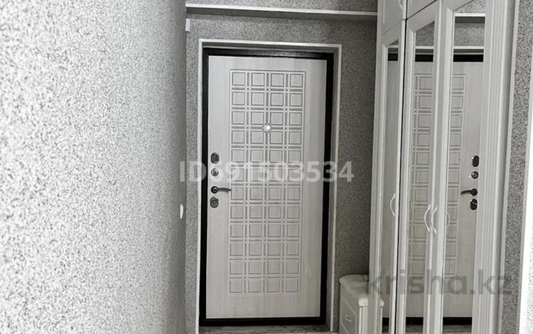 2-комнатная квартира, 77 м², 5/5 этаж, 6 мкр 2 за 15 млн 〒 в Жанаозен — фото 2