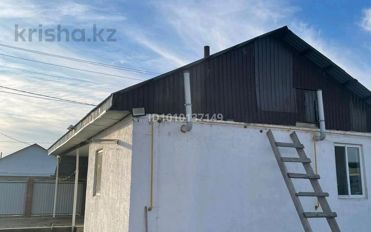 Отдельный дом · 3 комнаты · 70 м² · 10 сот., Жайдарлы 39 — Ернар магазин за 23 млн ₸ в Талдыкоргане, село Ынтымак — фото 2