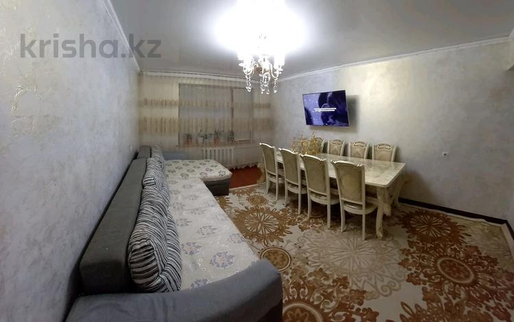 4-комнатная квартира, 80 м², 2/5 этаж, 5 мкр 17 за 26.8 млн 〒 в Талдыкоргане, мкр Самал — фото 2