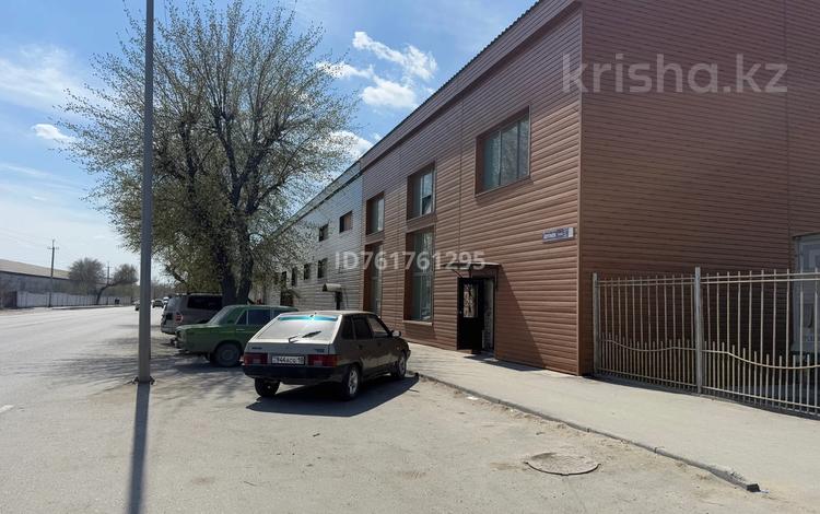 Свободное назначение, офисы, магазины и бутики, общепит, салоны красоты, фитнес и спорт, медцентры и аптеки, образование, развлечения, конференц-залы, кабинеты и рабочие места · 500 м² за 1.5 млн 〒 в Семее — фото 12