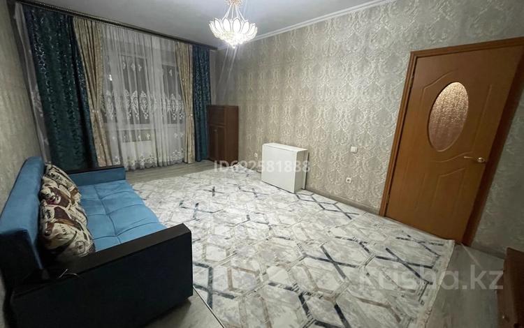 1-комнатная квартира, 40 м², 4/6 этаж помесячно, мкр Кокжиек 20 за 170 000 〒 в Алматы, Жетысуский р-н — фото 2