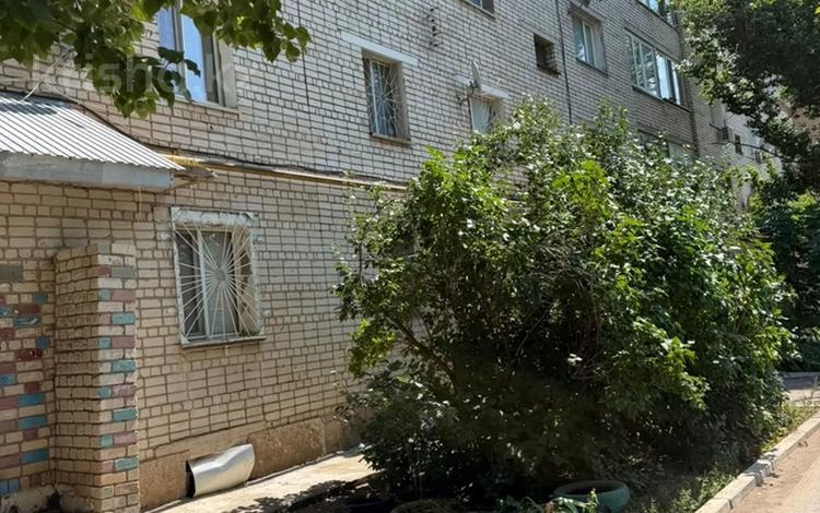 1-комнатная квартира · 30 м² · 1/5 этаж, 4 мкр 27 за 11 млн ₸ в Уральске — фото 2