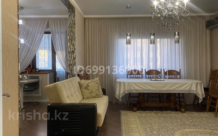 4-комнатная квартира · 140 м² · 4/5 этаж, мкр 4, Абулхаир хана 175 — ТЦ Орал за 58 млн 〒 в Уральске — фото 2