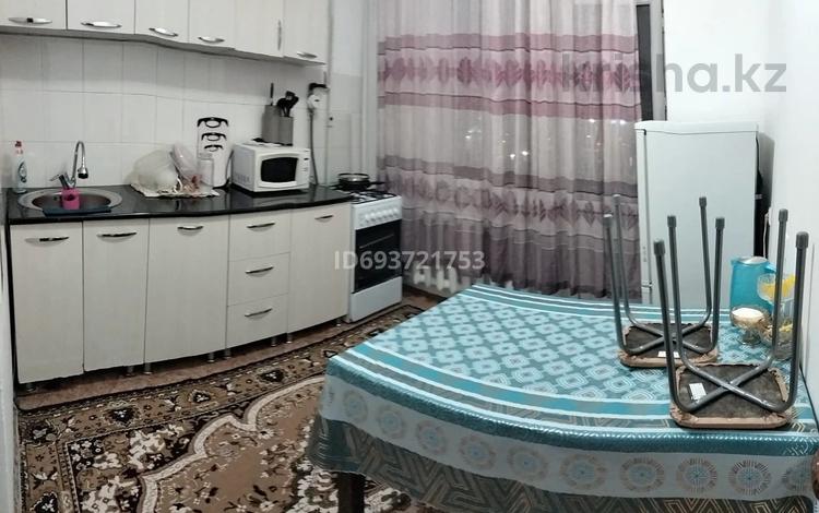 1-комнатная квартира, 43 м², 3/7 этаж помесячно, 18дом за 100 000 〒 в Талдыкоргане, мкр Коктем — фото 2