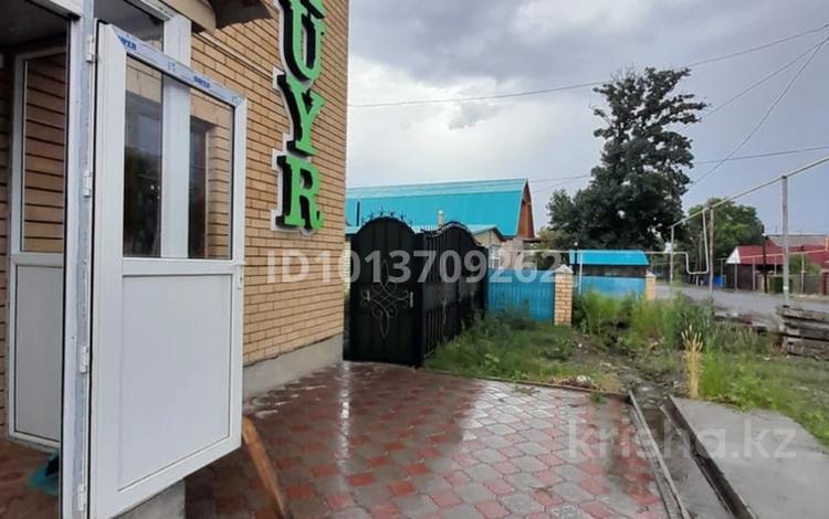 Свободное назначение, офисы, магазины и бутики, салоны красоты, медцентры и аптеки, образование, развлечения, конференц-залы, кабинеты и рабочие места, студии · 250 м² за 500 000 ₸ в Зайсане — фото 2