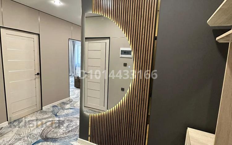 3-комнатная квартира · 70 м² · 1/12 этаж, мкр Аксай-1А — Толе би-Момышулы за 300 000 ₸ в Алматы, Ауэзовский р-н — фото 2