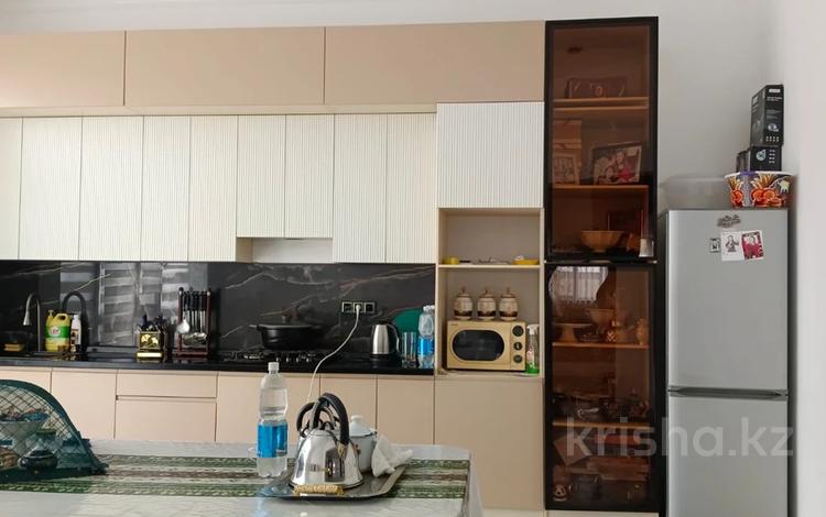 Жеке үй · 4 бөлме · 200 м² · 5 сот., 18 мкр — Курылысшы, бағасы: 800 000 〒 в Конаеве — фото 2