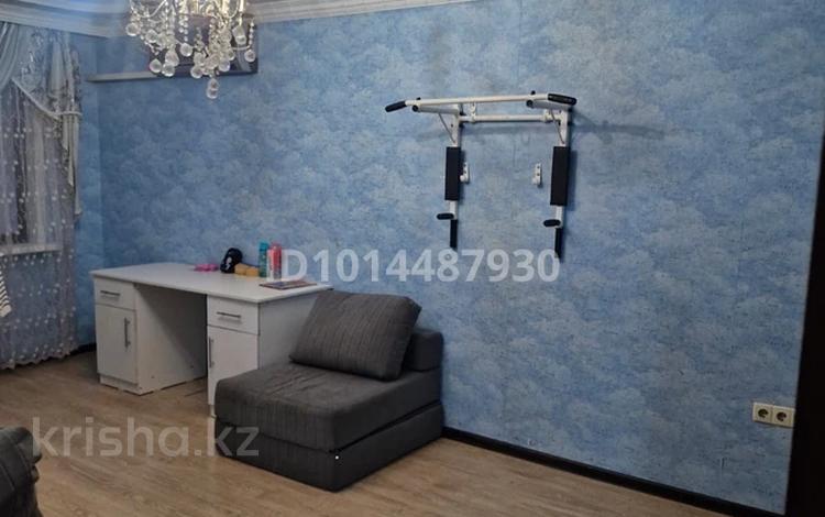 3-комнатная квартира · 63 м² · 1/5 этаж, мкр Айгуль, Сергей тюленина 52 за 140 000 ₸ в Уральске — фото 2