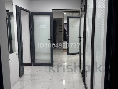 Свободное назначение, офисы, магазины и бутики, общепит, салоны красоты, медцентры и аптеки, образование, развлечения · 125 м² за 237.5 млн ₸ в Алматы, Медеуский р-н