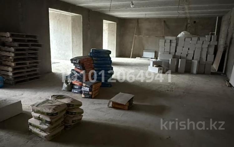 Свободное назначение, офисы, магазины и бутики, склады, общепит, салоны красоты, медцентры и аптеки, образование, развлечения · 260 м² за 80 млн ₸ в Актобе, мкр. Алтын орда — фото 2