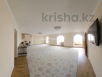5-комнатная квартира · 212 м² · 3/10 этаж, мкр 8 — ул братья жубановых 298. Анвар, Баишев, Минимаркет. за 38 млн 〒 в Актобе