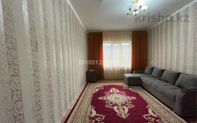 1-комнатная квартира · 40 м² · 4/5 этаж, Микрорайон Алатау 50 за 80 000 ₸ в Таразе — фото 2