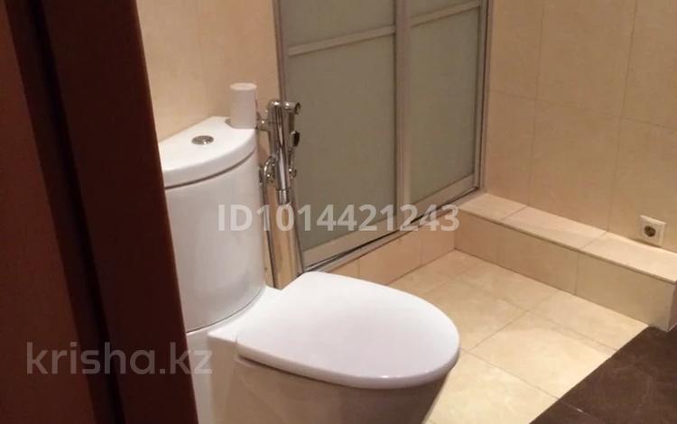2-комнатная квартира · 75 м², Маметова 111 за 200 000 ₸ в Уральске — фото 2