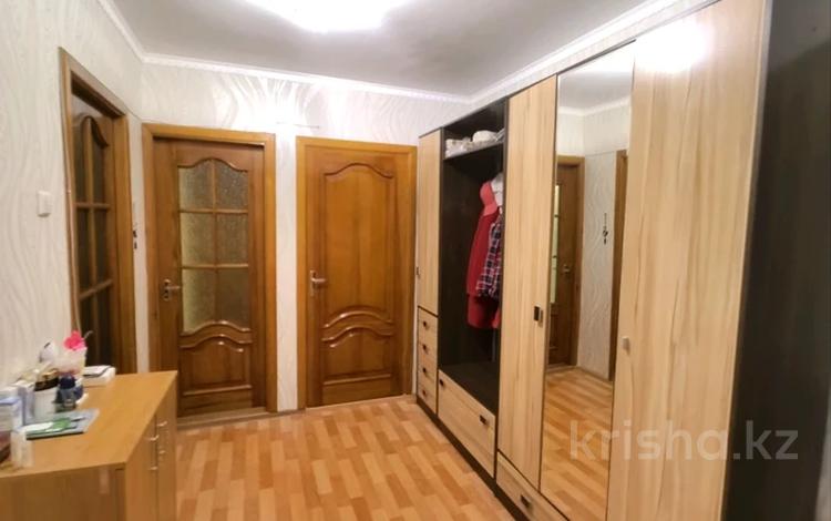 3-комнатная квартира, 65 м², 3/9 этаж, мкр 8, 101стр,бригады 16 — братья Жубановых за 20.7 млн 〒 в Актобе, мкр 8 — фото 2